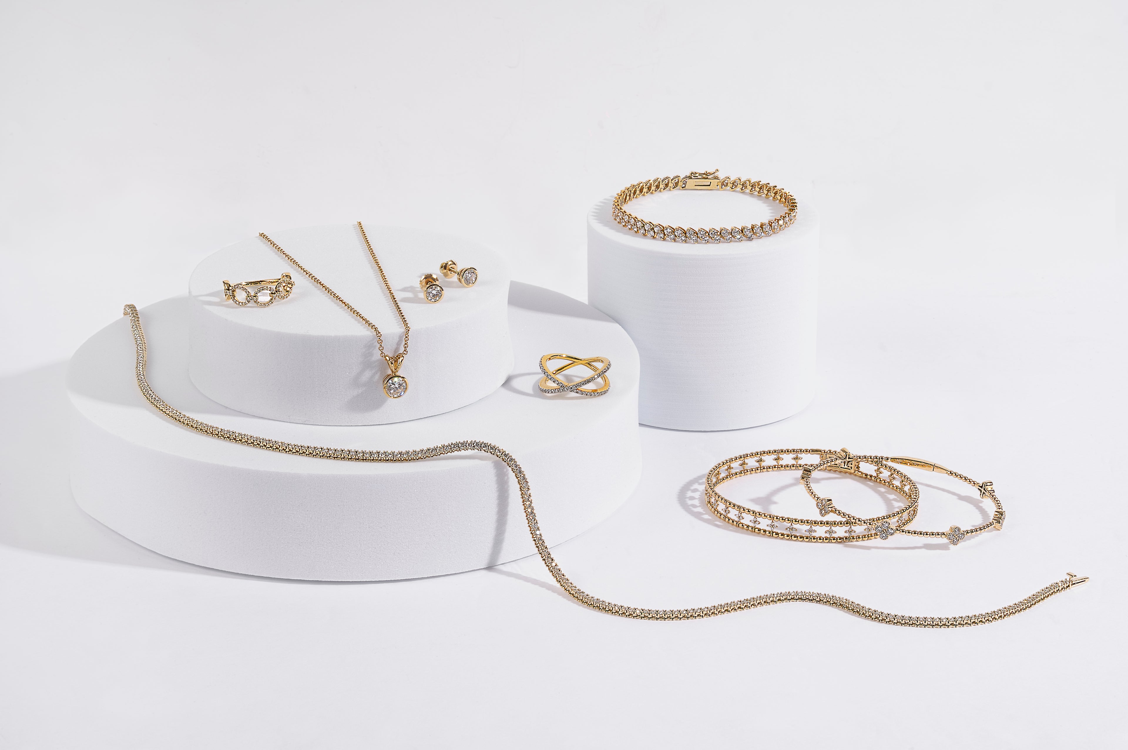 AVIR New York jewelry collection featuring lab-grown and natural diamond pieces.